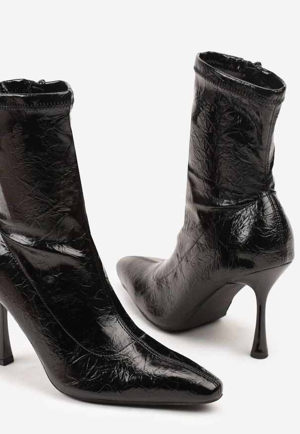Renee - Czarne Tłoczone Botki do Kostki Vices na Szpilce w Eleganckim Stylu Tadvire. Okazja: na randkę, na imprezę. Kolor: czarny. Materiał: satyna. Obcas: na szpilce. Styl: elegancki