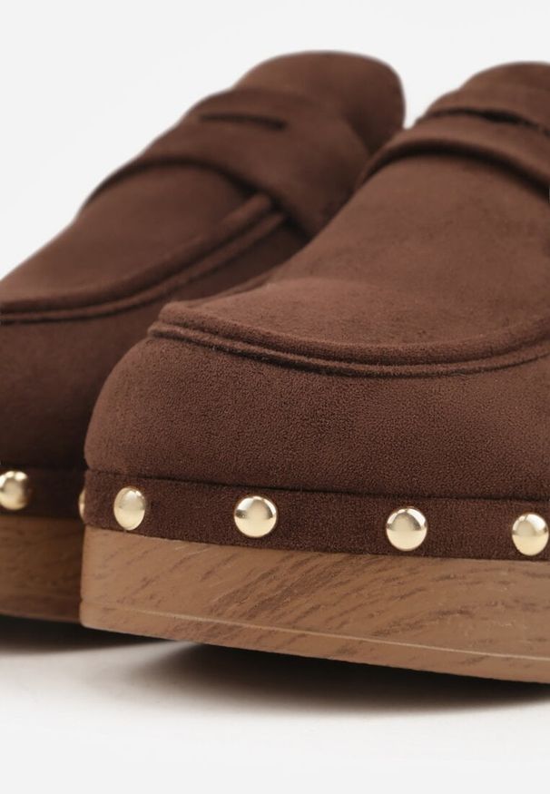 Renee - Brązowe Klapki Drewniaki o Fasonie Loafersów z Ozdobnymi Nitami Sargita. Okazja: na co dzień. Kolor: brązowy. Materiał: skóra. Wzór: haft. Styl: casual, elegancki