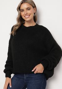 Born2be - Czarny Sweter o Klasycznym Prostym Kroju z Domieszką Wełny i Wiskozy Sezisya. Okazja: na co dzień. Kolor: czarny. Materiał: wełna, wiskoza. Długość rękawa: długi rękaw. Długość: długie. Wzór: aplikacja. Sezon: zima, jesień. Styl: klasyczny