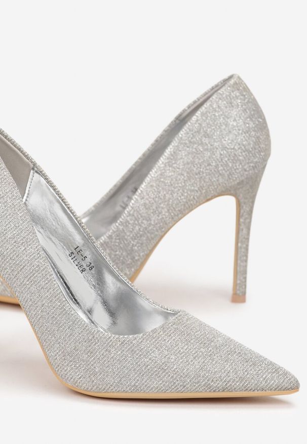Renee - Srebrne Brokatowe Szpilki ze Szpiczastym Noskiem Dazzla. Okazja: na randkę, na co dzień. Nosek buta: szpiczasty. Kolor: srebrny. Materiał: jeans, materiał. Wzór: aplikacja. Obcas: na szpilce. Styl: casual. Wysokość obcasa: średni