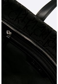 Calvin Klein Jeans - Torebka. Kolor: czarny. Materiał: skórzane. Rozmiar: duże. Rodzaj torebki: na ramię #4