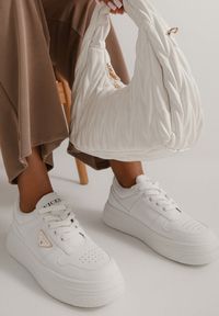 Born2be - Białe Sneakersy Vices na Grubej Podeszwie z Geometryczną Ozdobą i Perforacją Karvesa. Okazja: na co dzień. Kolor: biały. Materiał: jeans. Wzór: aplikacja, geometria