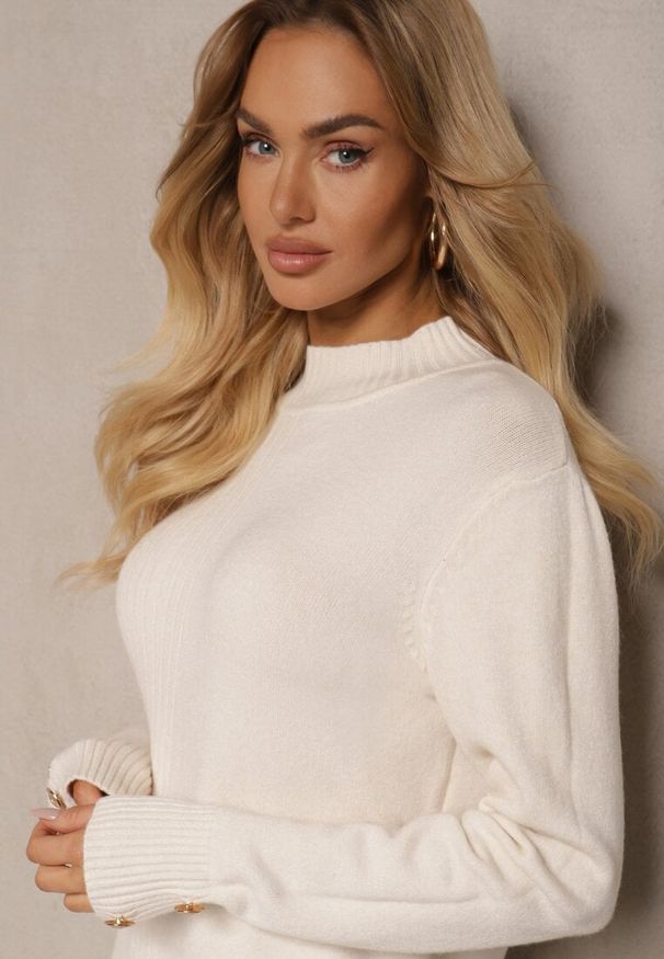 Renee - Jasnobeżowa Pudełkowa Sukienka z Wiskozą Modalem i Guzikami Jesalttia. Okazja: na co dzień. Kolor: beżowy. Materiał: wiskoza. Długość rękawa: długi rękaw. Typ sukienki: proste. Styl: casual, elegancki