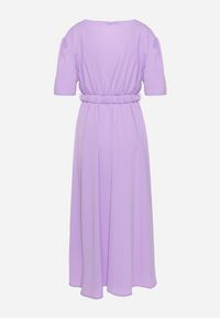 Born2be - Fioletowa Rozkloszowana Sukienka Kopertowa z Gumką w Talii i Ozdobnym Paskiem Vasena. Kolor: fioletowy. Typ sukienki: kopertowe. Styl: elegancki #6