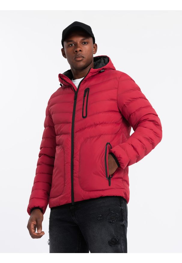 Ombre Clothing - Pikowana sportowa kurtka męska z kontrastowym zamkiem – czerwona V8. Okazja: na co dzień. Kolor: czerwony. Materiał: guma, poliester, materiał, syntetyk, nylon. Długość: długie. Wzór: aplikacja. Styl: sportowy