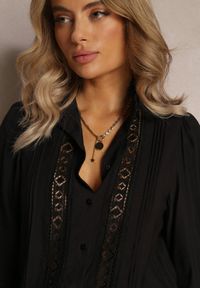Renee - Czarna Koszula ze Stójką i Koronką Phaeninca. Okazja: na co dzień. Typ kołnierza: kołnierzyk stójkowy. Kolor: czarny. Materiał: koronka. Wzór: koronka. Styl: casual, elegancki #2