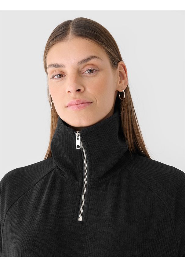 4f - 4F Bluza dresowa z weluru nierozpinana bez kaptura damska - czarna L. Okazja: na co dzień. Typ kołnierza: bez kaptura. Kolor: czarny. Materiał: welur, dresówka. Długość rękawa: raglanowy rękaw. Wzór: prążki, jednolity. Styl: klasyczny, casual, sportowy
