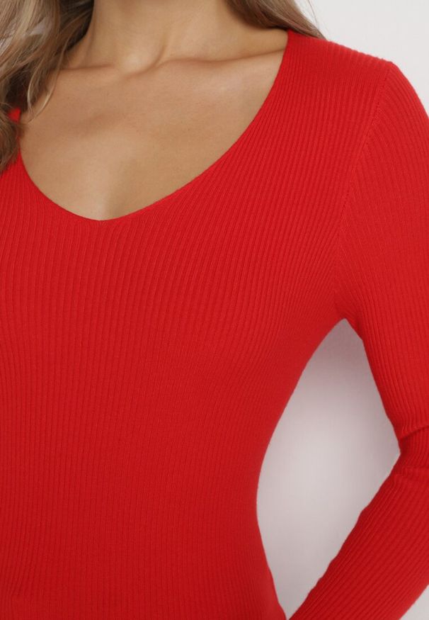 Born2be - Czerwony Sweter Prążkowany z Trójkątnym Dekoltem Vorila. Okazja: na co dzień. Kolor: czerwony. Materiał: prążkowany. Styl: casual, elegancki