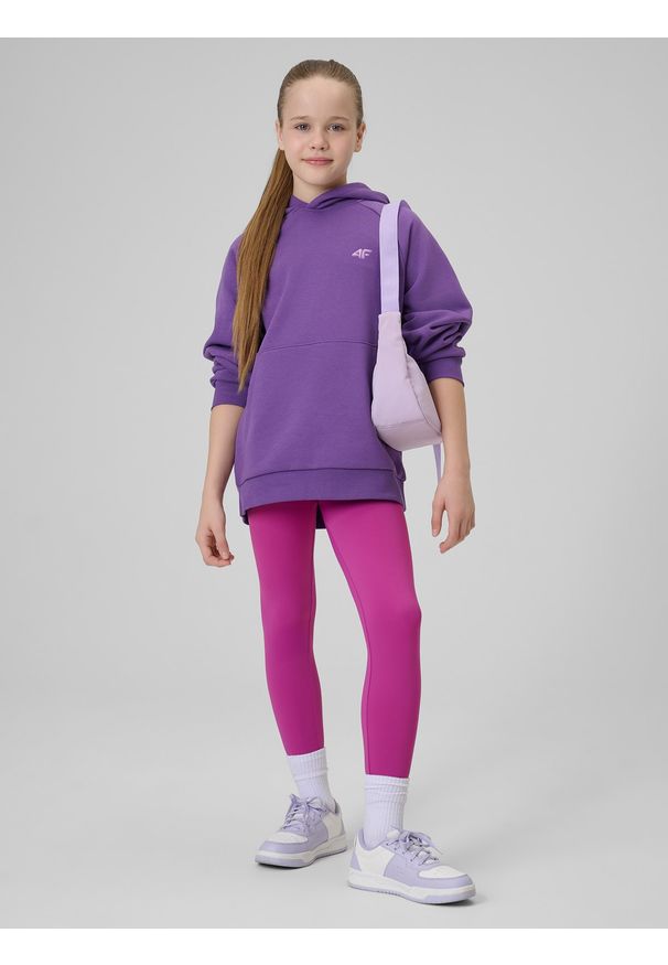 4f - 4F Bluza dresowa loose z kapturem dziewczęca - fioletowa 158/164 (12-14 lat). Okazja: na co dzień, na spacer, na uczelnię. Typ kołnierza: kaptur. Kolor: fioletowy. Materiał: dresówka. Długość rękawa: raglanowy rękaw. Sezon: lato. Styl: casual