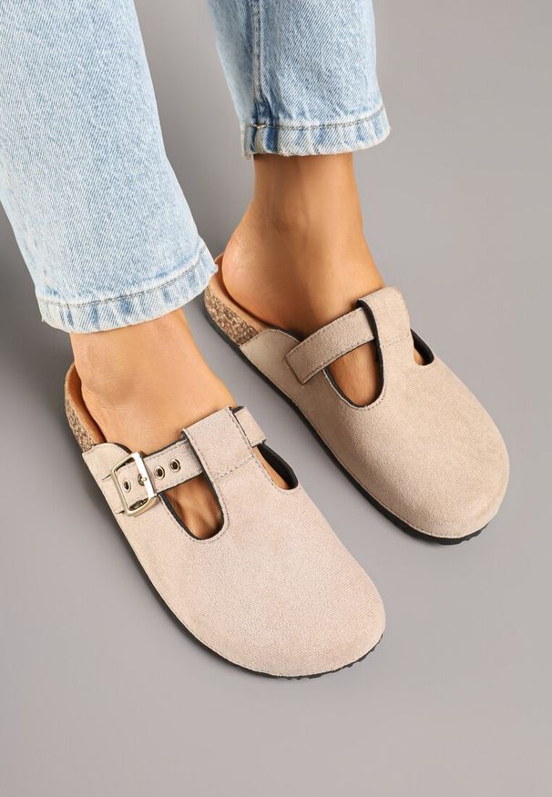 Born2be - Ciemnobeżowe Klapki Typu Chodaki z Wycięciami i Klamrami Orriza. Okazja: na co dzień, na spacer. Kolor: beżowy. Materiał: jeans. Wzór: aplikacja. Sezon: lato. Styl: casual