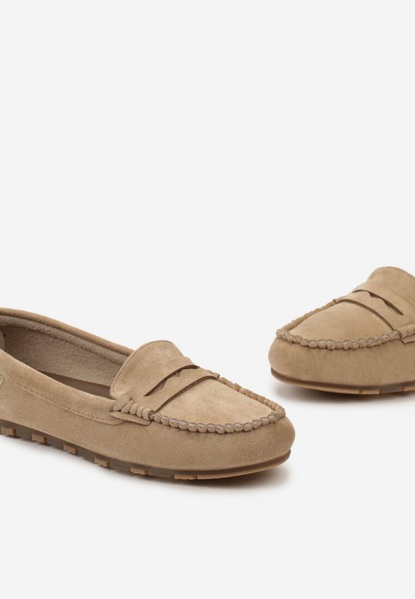 Born2be - Ciemnobeżowe Mokasyny z Imitacji Zamszu na Płaskiej Podeszwie Sallevia. Kolor: beżowy. Materiał: zamsz. Obcas: na płaskiej podeszwie. Styl: elegancki