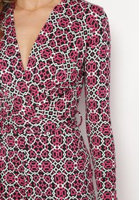 Born2be - Fuksjowy Wzorzysty Kombinezon z Długim Rękawem i Szerokimi Spodniami z Wiązaniem w Pasie Vilati. Kolor: różowy. Długość rękawa: długi rękaw. Długość: długie. Wzór: geometria. Styl: elegancki #4
