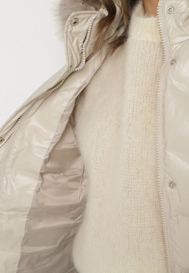 Born2be - Beżowa Pikowana Kurtka z Odpinanym Kapturem i Futerkiem Wiązana Paskiem Olenessa. Kolor: beżowy. Materiał: futro. Sezon: zima