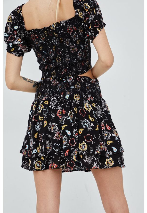 Superdry spódnica kolor czarny mini rozkloszowana. Kolor: czarny. Materiał: wiskoza, materiał, tkanina
