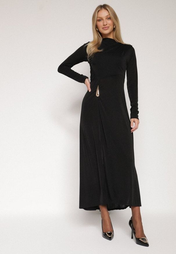 Born2be - Czarna Koktajlowa Sukienka Ozdobiona Metaliczną Aplikacją i Marszczeniem z Boku Retima. Kolor: czarny. Wzór: aplikacja. Styl: wizytowy