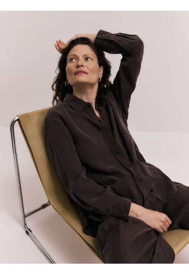 Reserved - Koszula z cupro - ciemnobrązowy. Kolor: brązowy. Materiał: tkanina. Wzór: gładki