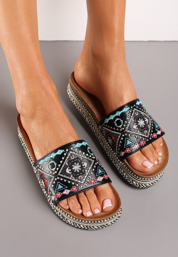 Renee - Czarne Klapki Boho na Niskiej Platformie Ozdobione Plecionką i Cyrkoniami Giratsa. Kolor: czarny. Materiał: jeans. Wzór: aplikacja. Sezon: lato. Obcas: na platformie. Styl: boho