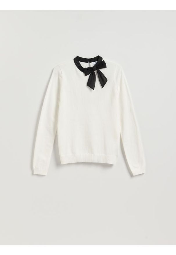 Reserved - Sweter z ozdobną kokardą - kremowy. Typ kołnierza: kokarda. Kolor: kremowy. Materiał: dzianina, wiskoza