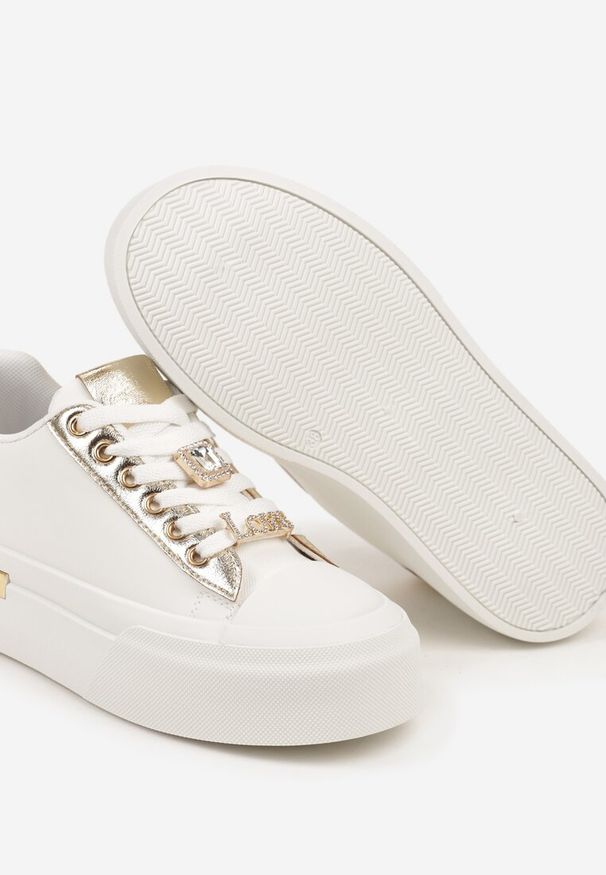 Renee - Białe Casualowe Sneakersy na Platformie Ozdobione Cyrkoniami i Metalicznymi Wstawkami Primaria. Okazja: na co dzień. Kolor: biały. Materiał: jeans. Wzór: aplikacja. Obcas: na platformie