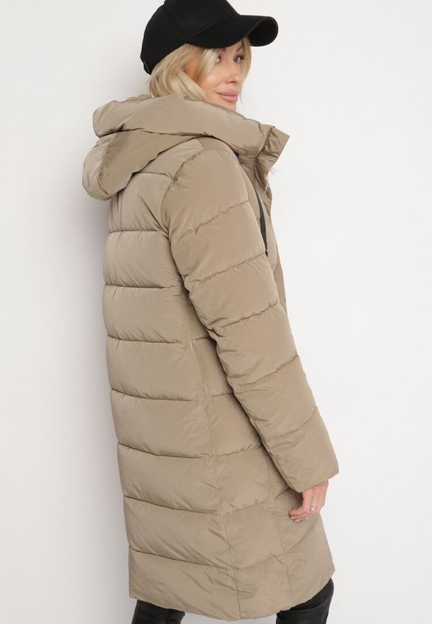 Born2be - Beżowa Pikowana Kurtka z Kapturem i Wysokim Kołnierzem Avalentura. Okazja: na co dzień, na spacer. Typ kołnierza: kaptur. Kolor: beżowy. Materiał: jeans. Sezon: zima. Styl: casual, klasyczny