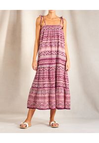 M.A.B.E - Fioletowa sukienka w orientalny wzór Cleo. Kolor: różowy, wielokolorowy, fioletowy. Materiał: bawełna. Długość rękawa: na ramiączkach. Wzór: aplikacja. Długość: midi