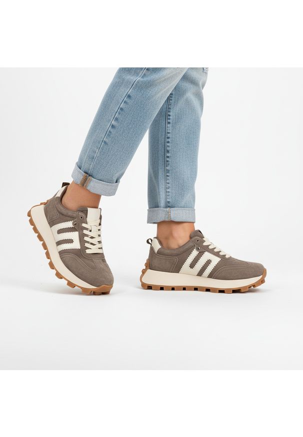 Sneakersy damskie Filippo cholewka z naturalnej skóry zamszowej z naszywanymi panelami ze skóry licowej i klasycznym sznurowaniem z widocznymi przesz. Kolor: brązowy. Materiał: skóra, zamsz. Szerokość cholewki: normalna. Styl: klasyczny