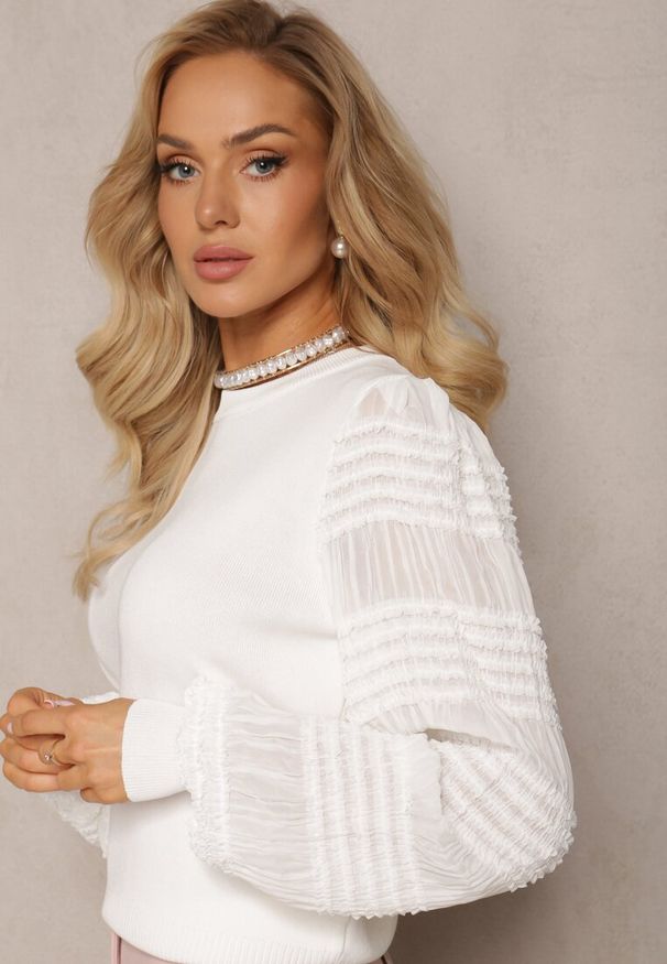 Renee - Biała Prążkowana Bluzka z Transparentnymi Bufiastymi Rękawami Glikora. Okazja: na co dzień. Kolor: biały. Materiał: prążkowany. Styl: casual, klasyczny