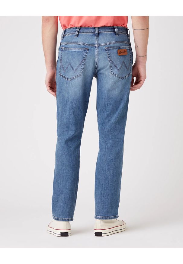 Wrangler - WRANGLER TEXAS MĘSKIE SPODNIE JEANSOWE DUSKY CLOUD W121YJ38R 112145780