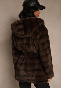 Renee - Brązowa Kurtka Futrzana z Nieodpinanym Kapturem Ozdobiona Paskiem Zetelia. Okazja: na co dzień. Kolor: brązowy. Materiał: futro. Wzór: aplikacja. Styl: casual, elegancki #5
