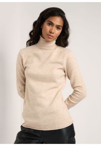 Ochnik - Beżowy sweter z golfem damski. Typ kołnierza: golf. Kolor: beżowy. Materiał: materiał. Długość: długie. Wzór: ze splotem #4