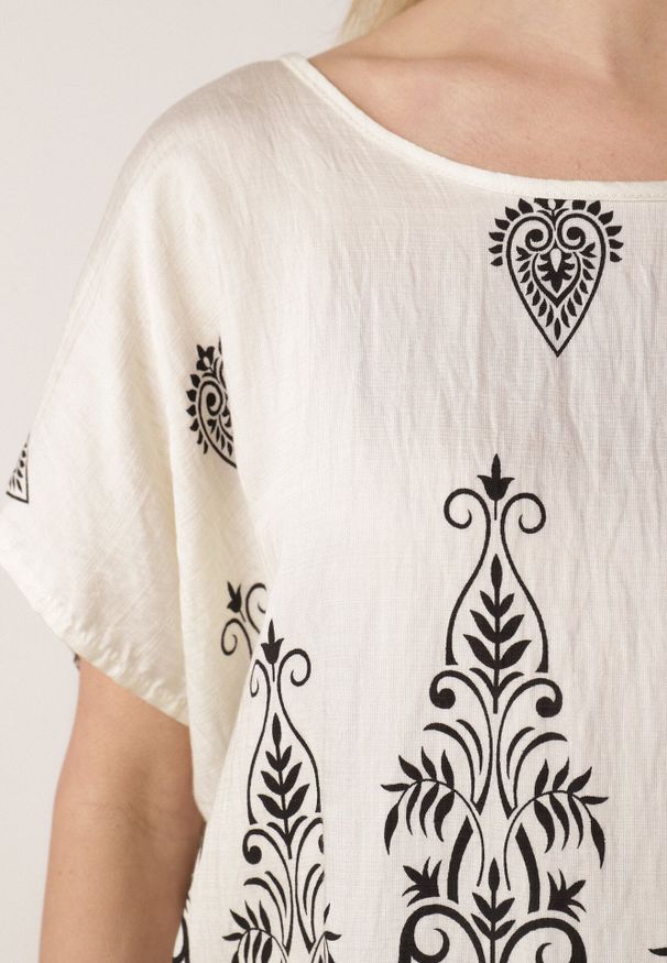 Born2be - Czarna Wiskozowa Bluzka z Etnicznym Wzorem Melloshell. Okazja: na co dzień. Kolor: czarny. Materiał: wiskoza. Styl: elegancki, casual