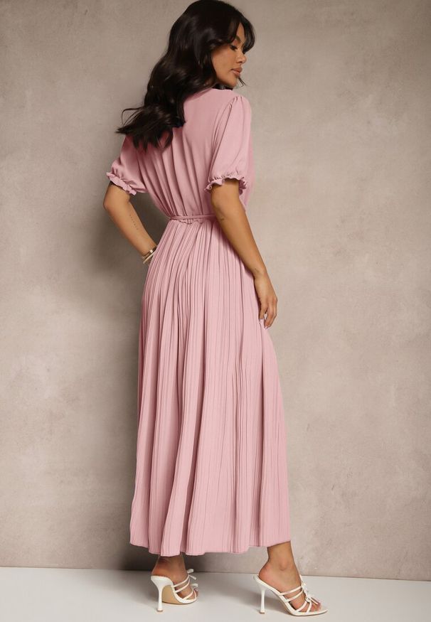 Renee - Różowa Sukienka z Bawełną Ozdobiona Kopertowym Dekoltem i Paskiem Grellevia. Okazja: na co dzień. Kolor: różowy. Materiał: bawełna. Wzór: aplikacja. Typ sukienki: kopertowe. Styl: elegancki, casual, klasyczny, sportowy