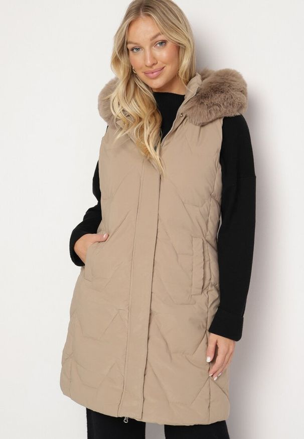 Born2be - Beżowa Kamizelka Pikowana z Futerkiem i Kapturem Innarella. Okazja: do pracy, na co dzień. Kolor: beżowy. Materiał: futro. Styl: elegancki, casual