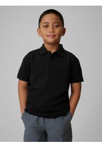 4f - 4F Koszulka polo regular chłopięca - czarna 122 (6-7 lat). Okazja: na co dzień, na uczelnię. Typ kołnierza: polo. Kolor: czarny. Materiał: dzianina, materiał. Sezon: lato. Styl: casual, klasyczny #1