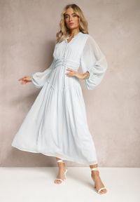 Renee - Jasnoniebieska Elegancka Sukienka w Stylu Vintage z Powlekanymi Guzikami i Marszczeniami Lefandia. Typ kołnierza: kołnierzyk stójkowy. Kolor: niebieski. Styl: elegancki, vintage #1