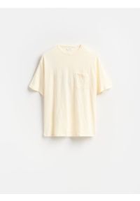 Reserved - T-shirt boxy z kieszonką - złamana biel. Materiał: bawełna, dzianina
