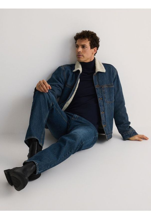 Reserved - Golf z wiskozą - granatowy. Typ kołnierza: golf. Kolor: niebieski. Materiał: wiskoza