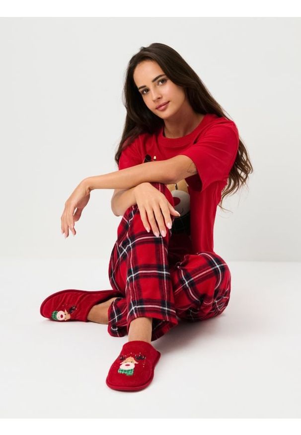 Sinsay - Świąteczne kapcie z motywem renifera - czerwony. Kolor: czerwony. Styl: wizytowy