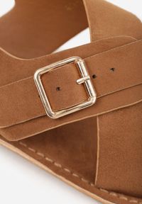 Born2be - Jasnobrązowe Sandały Typu Japonki VICES Ozdobione Klamrą Nanrunia. Okazja: na co dzień. Zapięcie: klamry. Kolor: brązowy. Materiał: koronka. Wzór: aplikacja. Styl: wakacyjny, casual, klasyczny #8