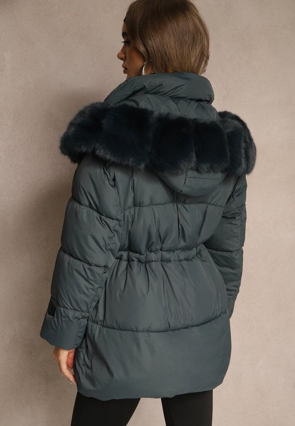 Renee - Ciemnozielona Pikowana Kurtka z Szerokim Kapturem z Futrem Galiessa. Typ kołnierza: golf. Kolor: zielony. Materiał: futro