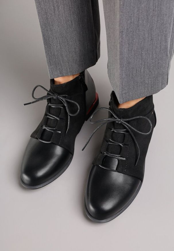 Renee - Czarne Botki Vices ze Sznurowaną Cholewką Uzvila. Okazja: na co dzień. Kolor: czarny. Materiał: jeans, lakier. Szerokość cholewki: normalna. Styl: elegancki, street, casual