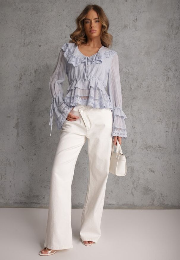 Renee - Niebieska Bluzka z Wiskozy Boho Ozdobiona Wiązaniami Koronką i Falbanami Gavimia. Okazja: na co dzień. Kolor: niebieski. Materiał: wiskoza, koronka. Długość rękawa: długi rękaw. Długość: długie. Wzór: aplikacja, koronka. Styl: boho