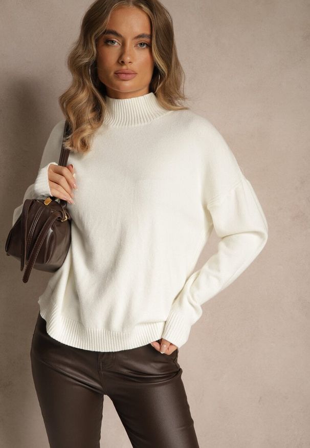 Renee - Biały Gładki Golf Zdobiony Guzikami przy Dekolcie Rallessa. Okazja: na randkę, na co dzień, na spotkanie biznesowe. Typ kołnierza: golf. Kolor: biały. Materiał: jeans. Długość rękawa: długi rękaw. Długość: długie. Wzór: gładki, aplikacja. Styl: klasyczny, casual, elegancki, biznesowy