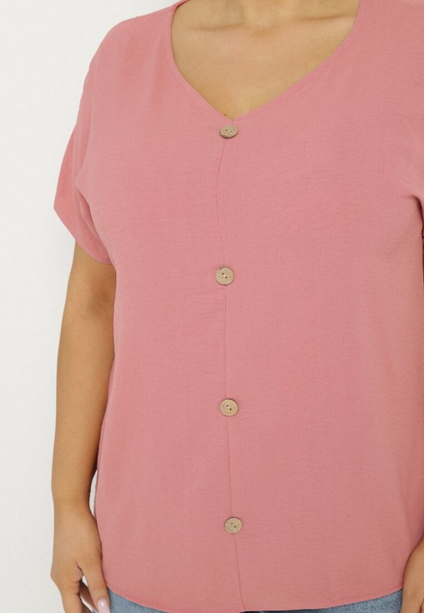 Born2be - Różowa Bluzka Ozdobiona Guziczkami z Przodu Mepiana. Okazja: na co dzień. Kolor: różowy. Materiał: jeans. Długość rękawa: krótki rękaw. Długość: krótkie. Wzór: aplikacja. Styl: elegancki, casual, klasyczny