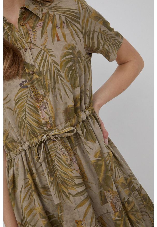 Desigual sukienka kolor zielony midi rozkloszowana. Kolor: zielony. Materiał: materiał, tkanina, jedwab, lyocell. Długość rękawa: krótki rękaw. Typ sukienki: rozkloszowane. Długość: midi