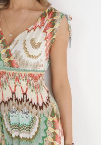 Born2be - Zielona Wiskozowa Sukienka Tie Dye Maxi z Marszczoną Gumką w Pasie Lucira. Typ kołnierza: dekolt kopertowy. Kolor: zielony. Materiał: wiskoza. Długość rękawa: bez rękawów. Typ sukienki: kopertowe. Długość: maxi #5