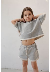 Marsala - MINI spodenki z dzianiny dresowej w kolorze LIGHT GREY - BUNCHES-92-98 (2-3). Kolor: szary, srebrny, wielokolorowy. Materiał: dresówka, dzianina. Wzór: gładki, haft
