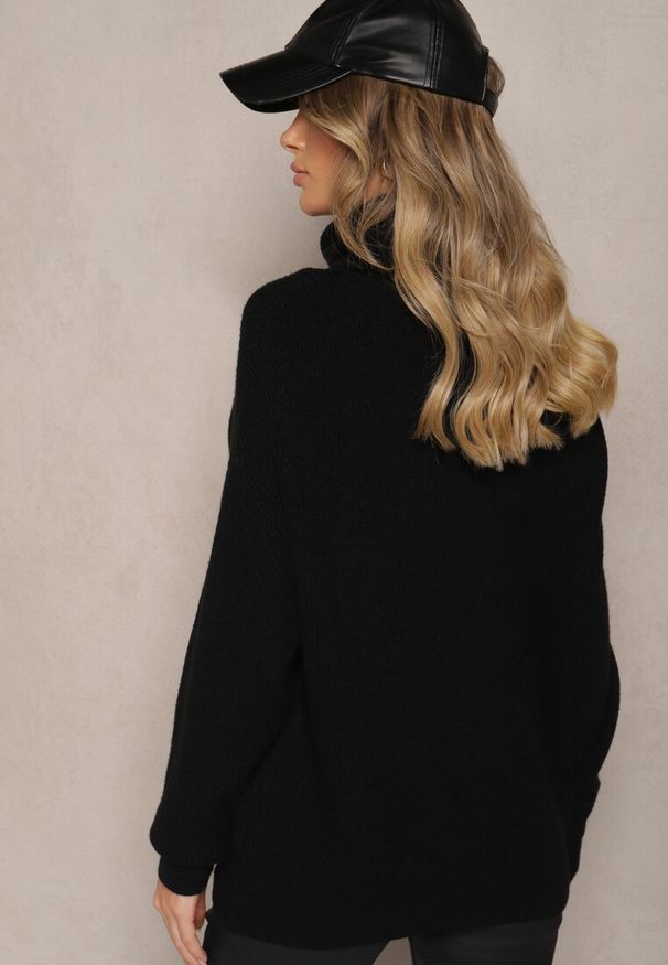 Renee - Czarny Golf z Domieszką Wiskozy i Kaszmiru Azivara. Okazja: na co dzień. Typ kołnierza: golf. Kolor: czarny. Materiał: wiskoza, kaszmir. Wzór: aplikacja. Styl: casual, elegancki