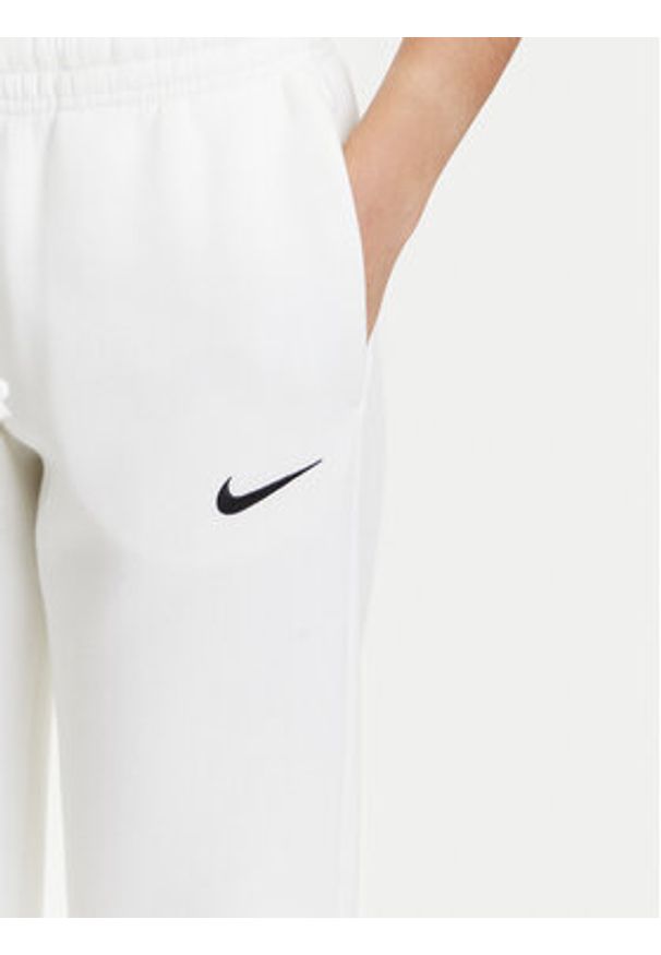 Nike Spodnie dresowe Phoenix Fleece FZ7626 Biały Regular Fit. Kolor: biały. Materiał: bawełna
