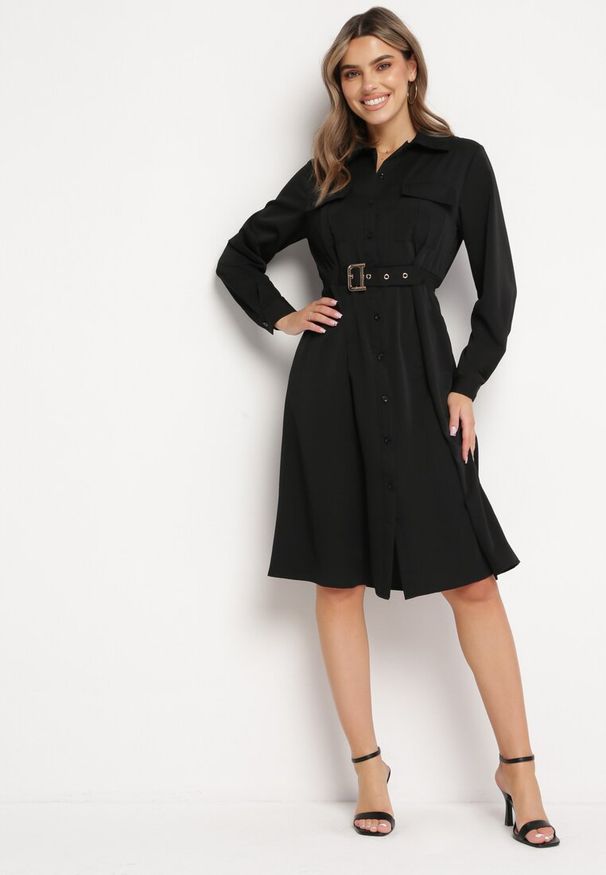 Born2be - Czarna Sukienka Koszulowa z Paskiem z Klamrą Unebia. Kolor: czarny. Typ sukienki: koszulowe